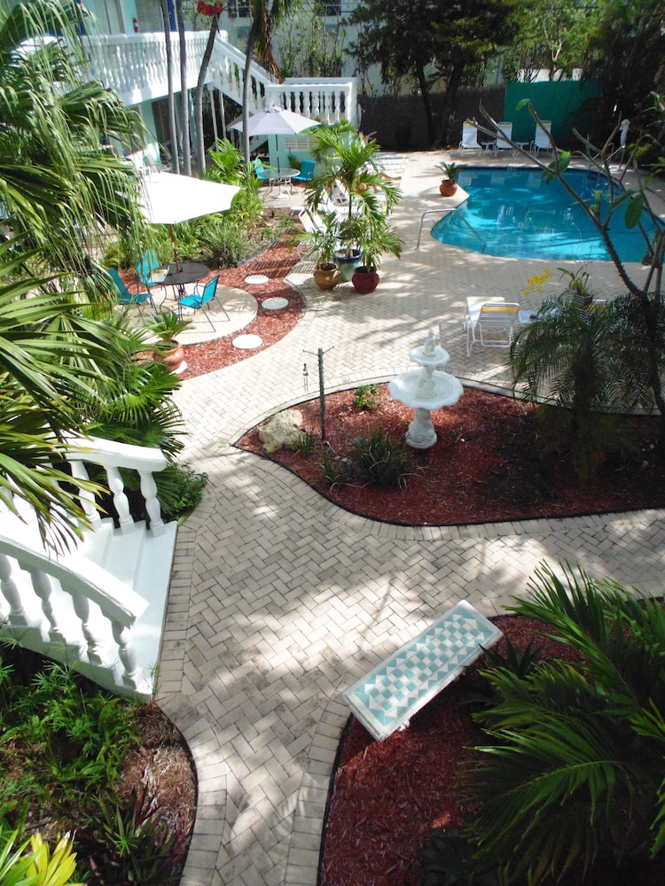 Cheston House - Exclusively All Male Gay Guest House - Fort Lauderdale, FL