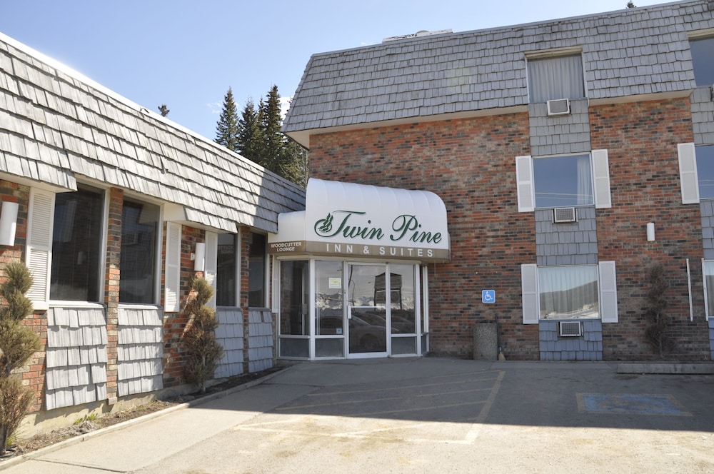 Twin Pine Inn & Suites - Hinton, AB, Canada