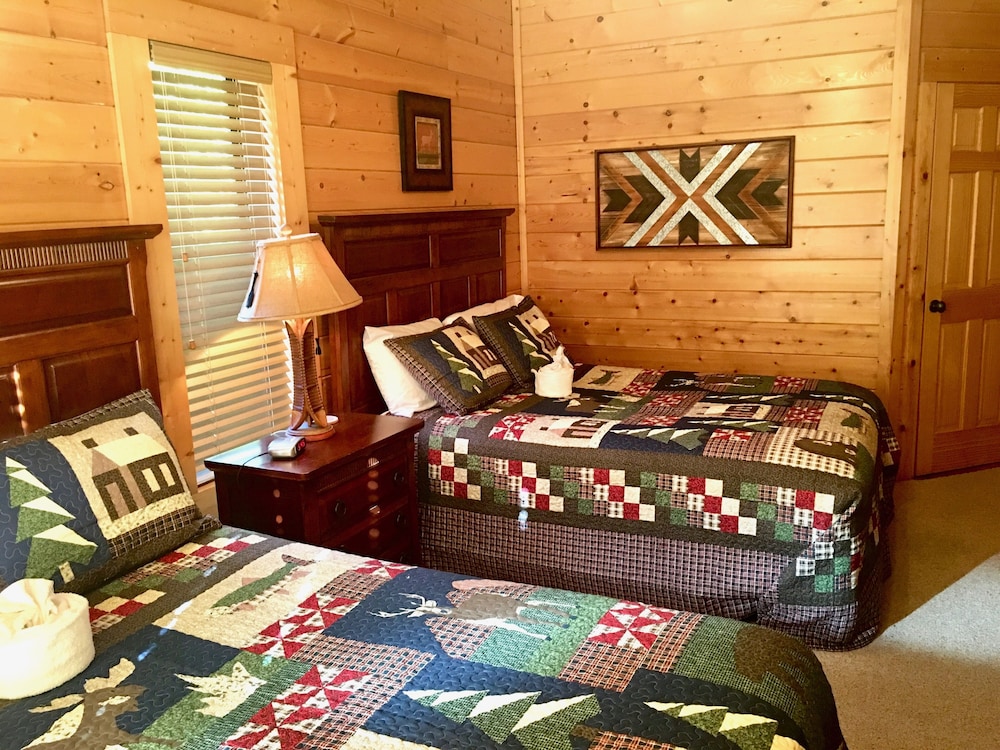 Location!!! Hot Tub, Pool Table, And More! - Townsend, TN