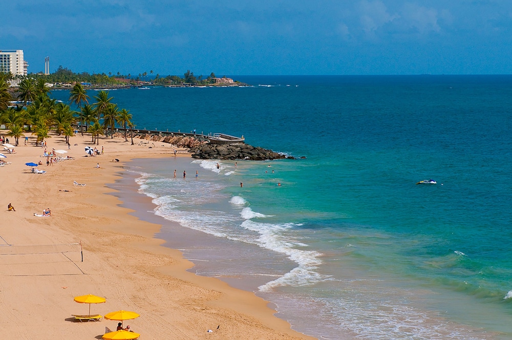Oceanfront One Bedroom Condo Con Magníficas Vistas A La Playa - San Juan