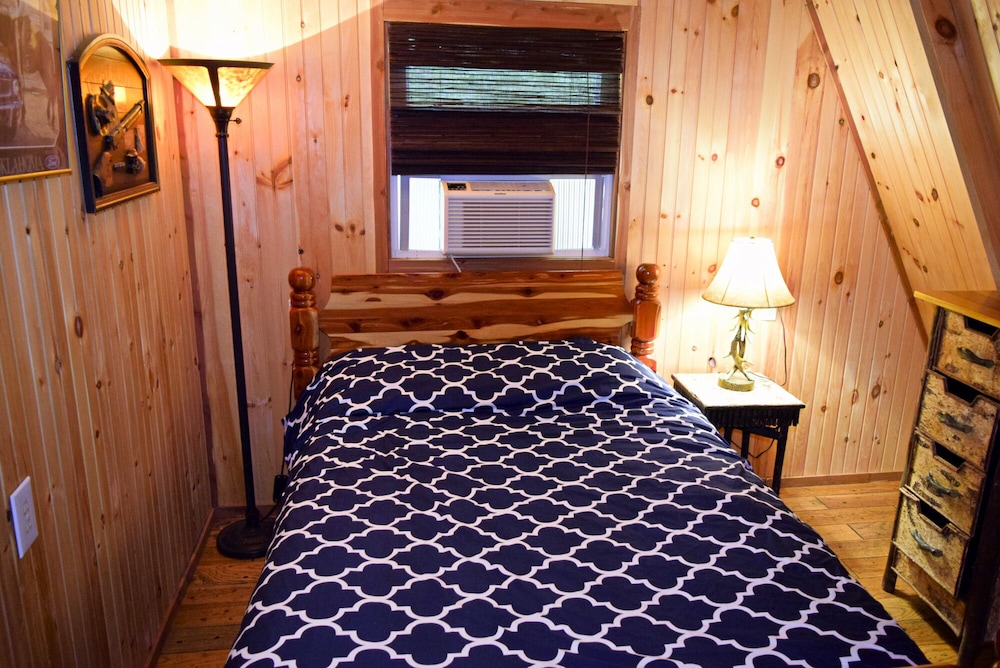 Log Cabin With Gourmet Kitchen - Secluded Lake And Mountain Views  Pet Friendly - Watauga Lake, TN