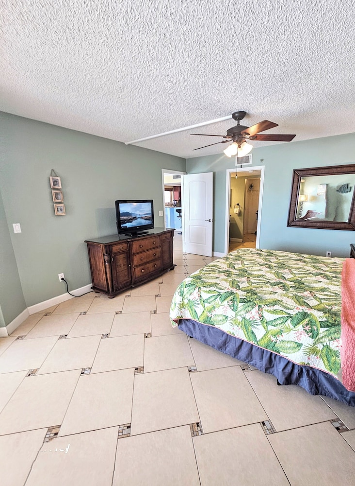 Corner Gulf And Beachfront 3br/2ba!two Balconies,pool,hot Tub,and Direct Views!" - Largo, FL