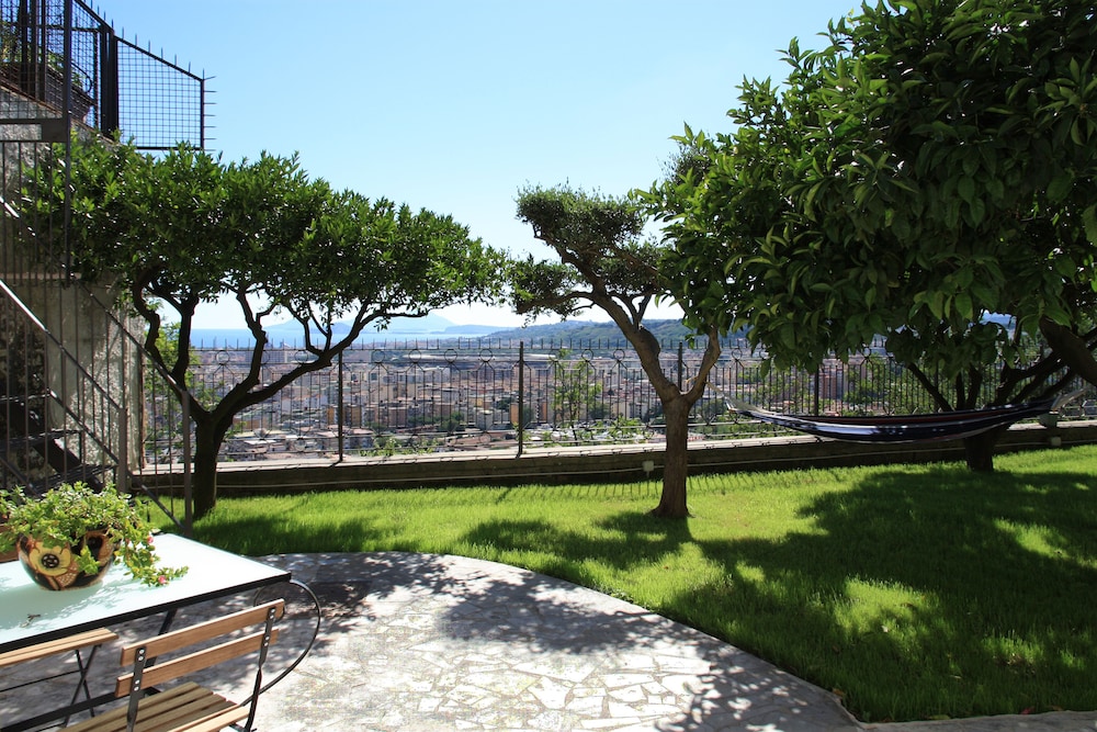 Große Und Ruhige Panorama-zweizimmerwohnung Mit Garten Und Wlan - Neapel