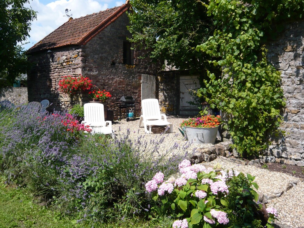 Ancienne Maison De Vigneron Indépendante Dans Un Cadre Enchanteur Et Panoramique - Bourgogne-Franche-Comté