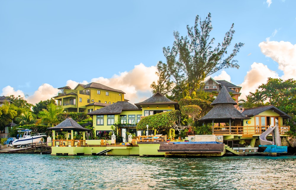 Luxury Seaside Villa Fully Staffed - Ocho Rios