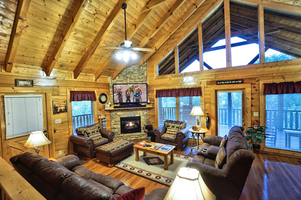 Yeti's Retreat -Prime Location/no Scary Drive/extra Wide Decks/game Room/hot Tub - Pigeon Forge, TN