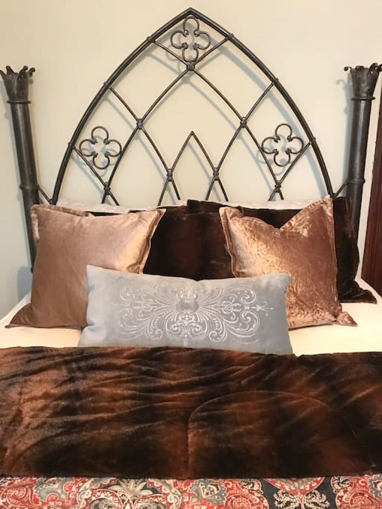 Vineyard Mansion - Lincoln Room - 1 Queen Bed - Saint Joseph, MO