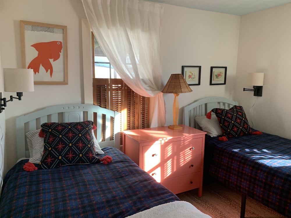 Rustic, Artsy & Cozy Getaway Cabin In Laurel Highlands- Minutes From Ligonier - Youngstown, PA
