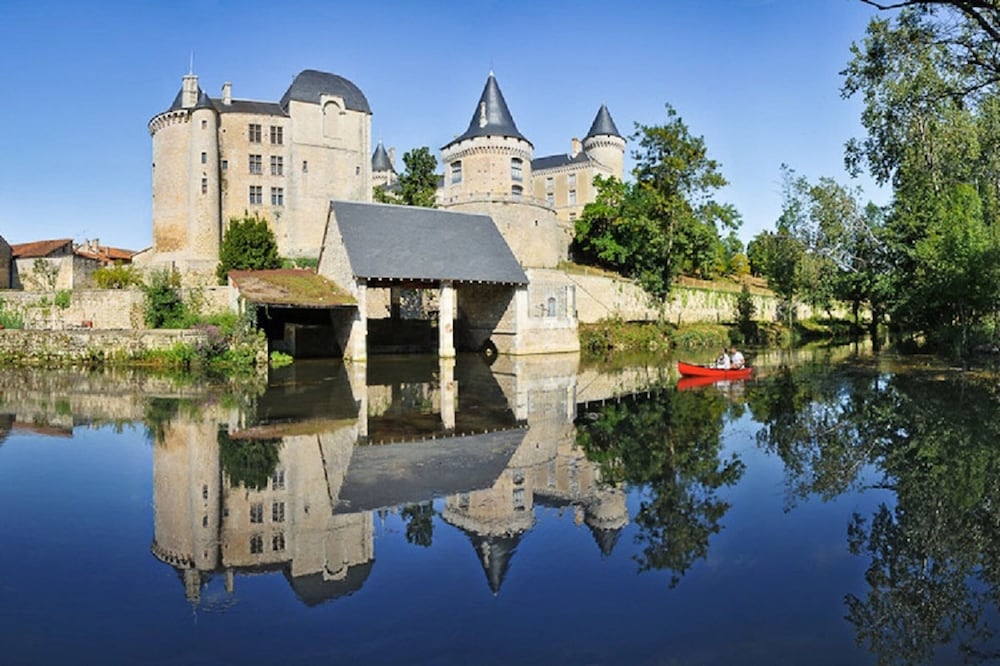Machen Sie Einen Schritt Zurück In Die Vergangenheit, Ein Wunderschön Restauriertes Dorfhaus Im Zentrum Von Verteuil. - Département Charente