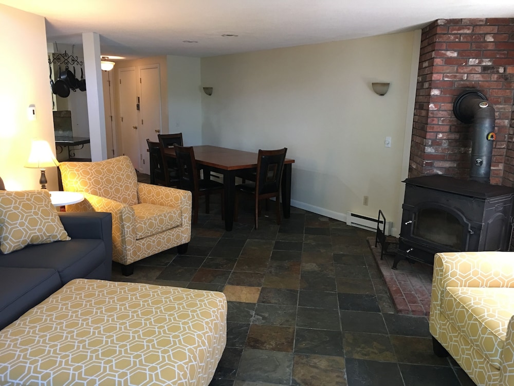 Lakefront Condo Just Steps Away From The Beach - New London, NH