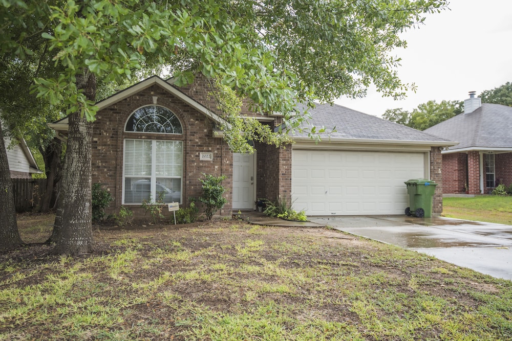 Great Location! Only 5-10 Minutes From Kyle Field! - Texas