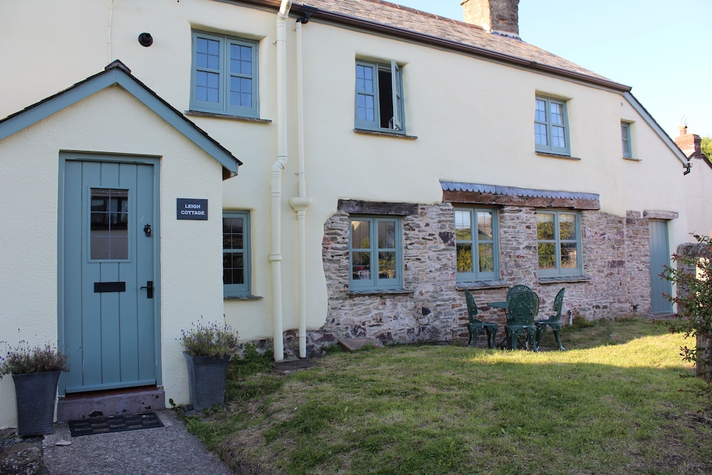 400 Year Old Cottage Is In The Lovely North Devon Village Of West Down - 得文