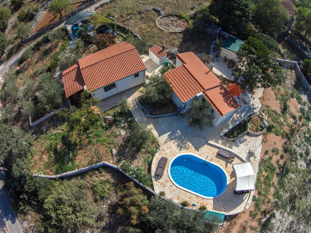 Holiday Houses Pia,nature&privacy,few Minutes From The Sea With Huge Garden - Dalmatia
