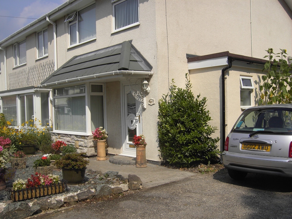 Family Friendly 3-bedroom House.  . Sleeps 5. - Southbourne