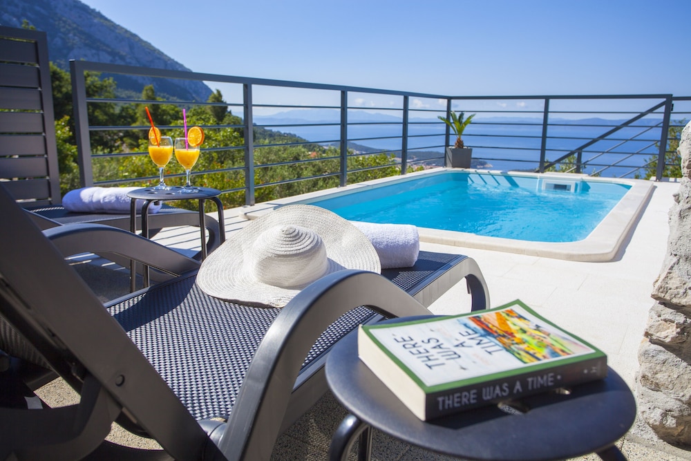 Villa Marina - Peaceful Holiday Home W/ Heated Pool Mountain/sea View - Makarska Riviera