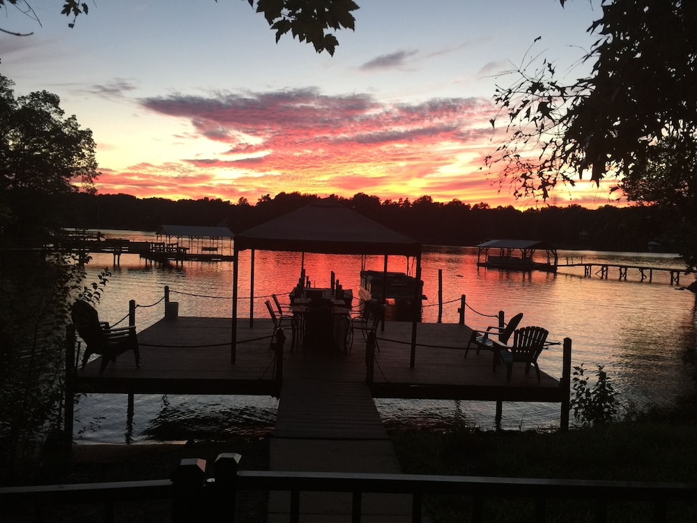 Sunset Serenity / Kayaks Included / Beach Fire Pit / Pier Fishing - Lake Norman