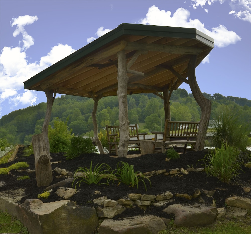 Riverfront Home In The Mountains Of Arden, West Virginia. Family & Pet Friendly. - Galloway, WV