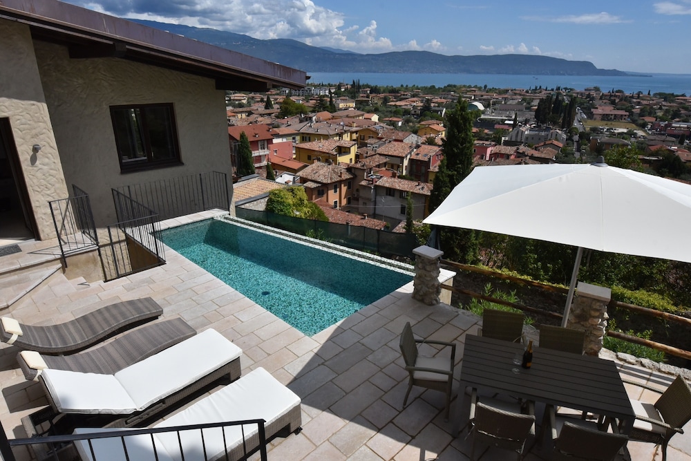 Villa Met Uitzicht Op De Daken Van Maderno Met Zwembad, Sauna En Sensationeel Uitzicht !! - Toscolano-Maderno