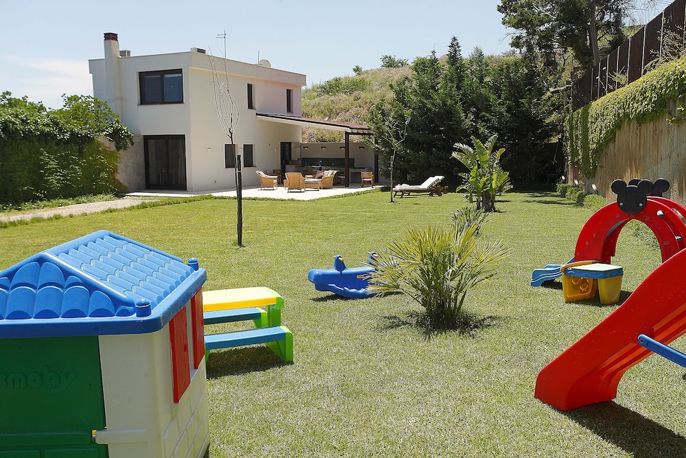 Modern Cube Villa With Garden - Palermo