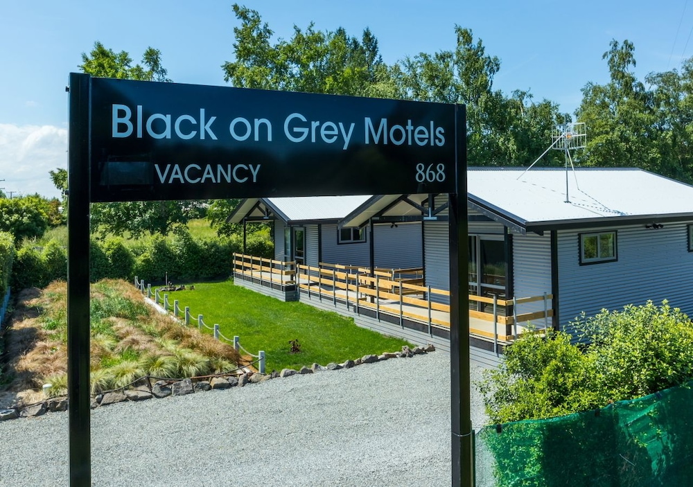 Black On Grey Motel - Geraldine