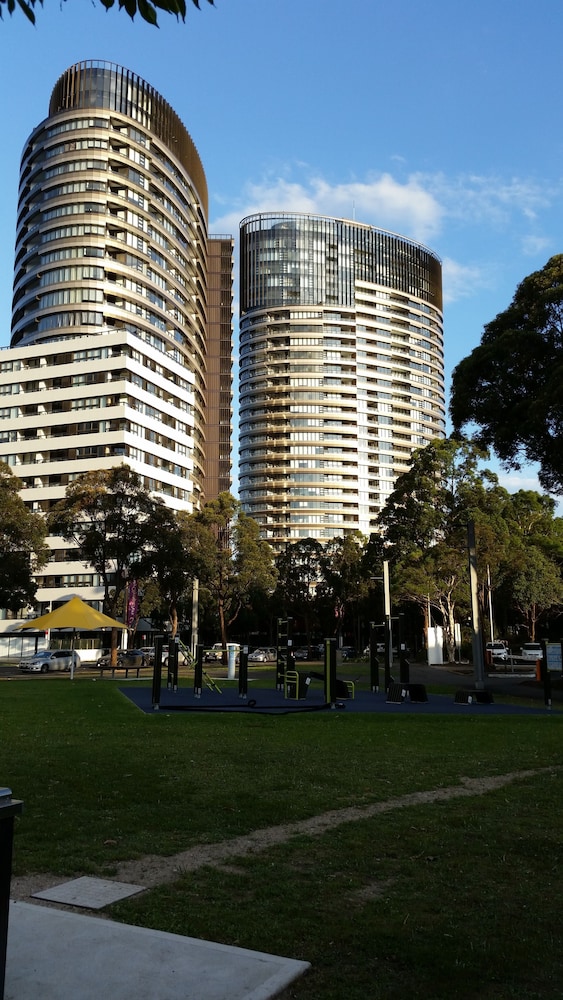 Sydney Olympic Park Apartment - Qudos Bank Arena