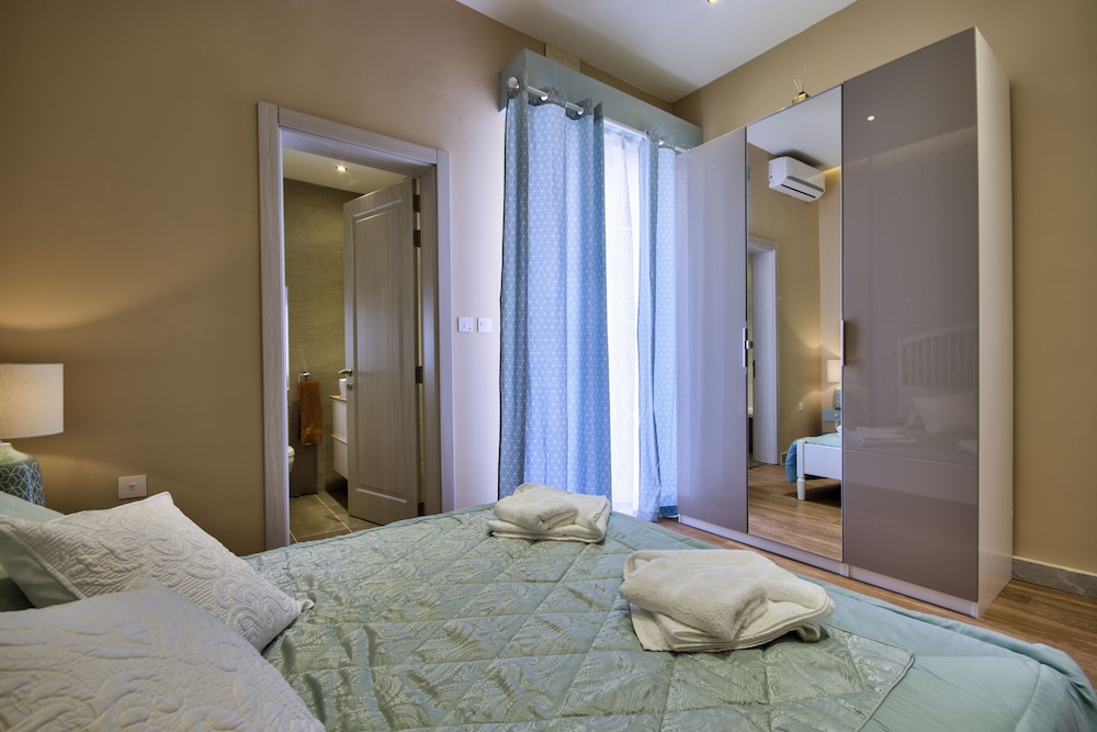 Elegant 4-bedroom Sliema Town House With Jacuzzi - Malta