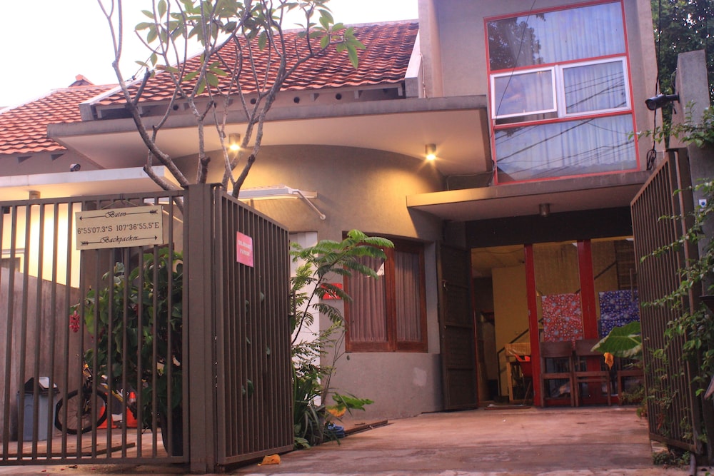 Buton Backpaker Lodge - Hostel - Bandung