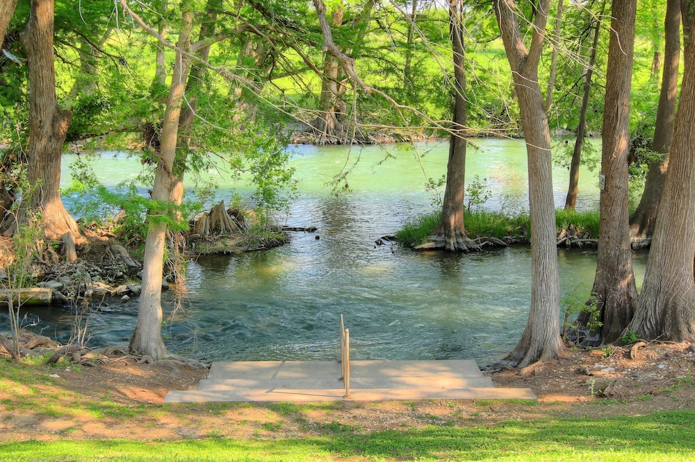 2 Pools, 4 Hot Tubs On The Guadalupe River! Walk To Schlitterbahn! - Marion, TX