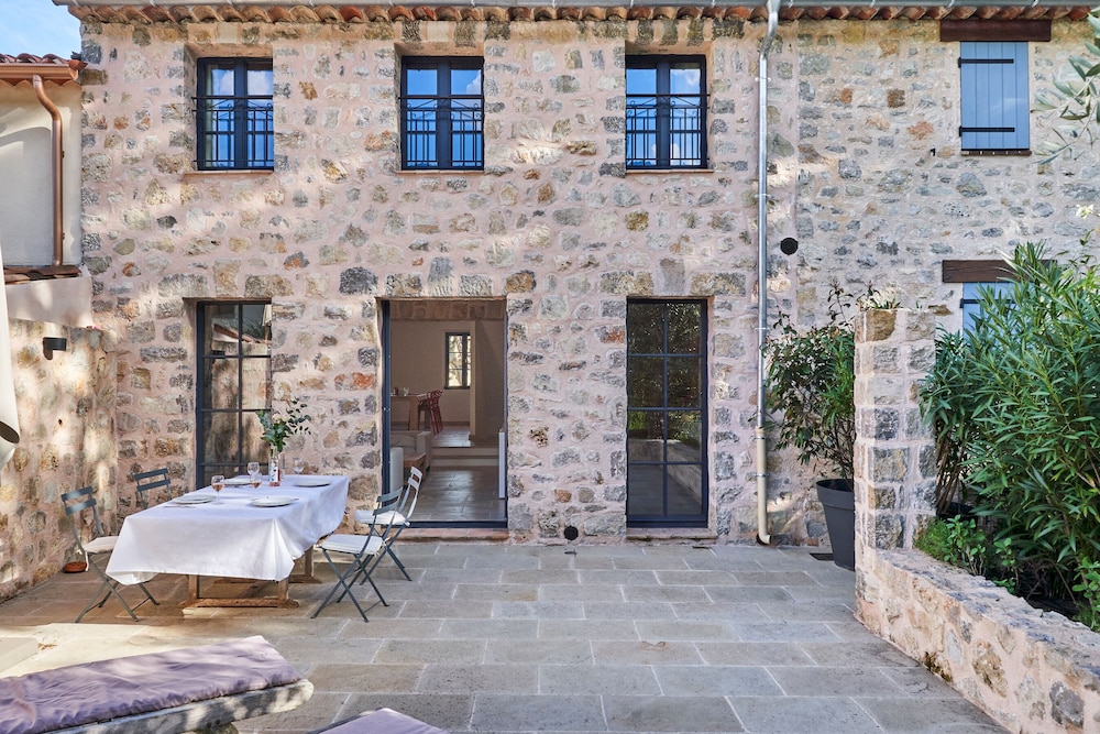 Luxueuse Maison De Charme Du 18ème Siècle Avec Une Grande Terrasse Dans Le Village Provençal - Montauroux