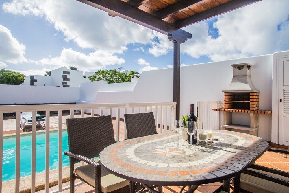 Villa Cara: Beautiful Modern Villa With Gated Heated Pool & Air Con. - Playa Blanca