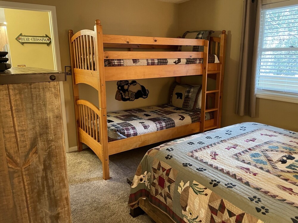 Three Bedroom Condo With Loft, Sleeps 10 - Gatlinburg, TN