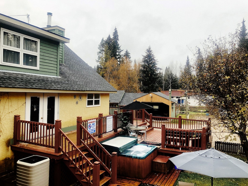 Vacation Rental- Sleeps Up To 10 -Golden Bc - Rocky Mountains