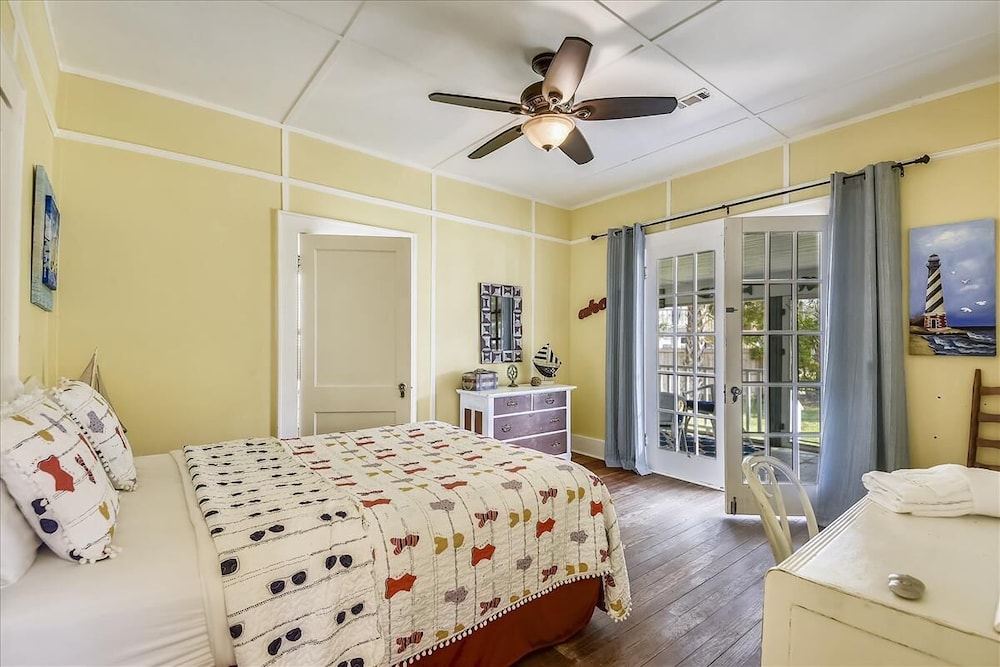 Flips Flop C1926! Back River Partial Water View. Pet-friendly! Two Porches! - Tybee Island, GA