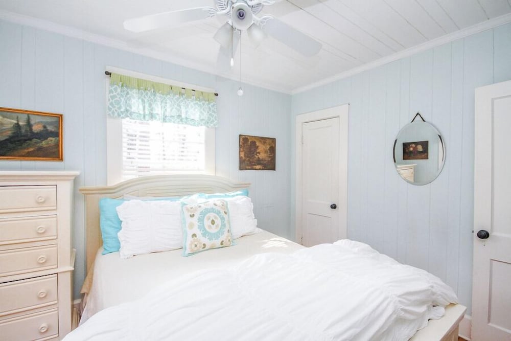 Rose's Folie C1939! Charming Unique North End Cottage, Fenced Yard For Pets! - Tybee Island, GA