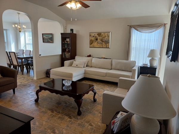 Minutes To Seaworld! Nice & Comfortable Vacation Home For Your Bmt Graduation - San Antonio, TX