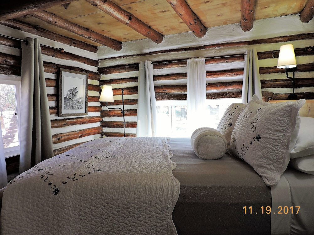 Authentic Log Cabin, 1.25 Acres, Seasonal Creek, Fireplace! 1.6 Miles To Square - Prescott