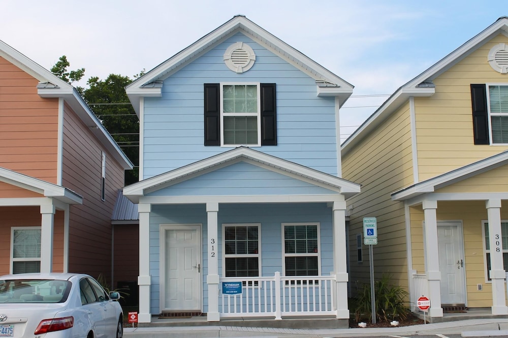Comfortable And Clean Townhouse, One Block From Beach - South Carolina