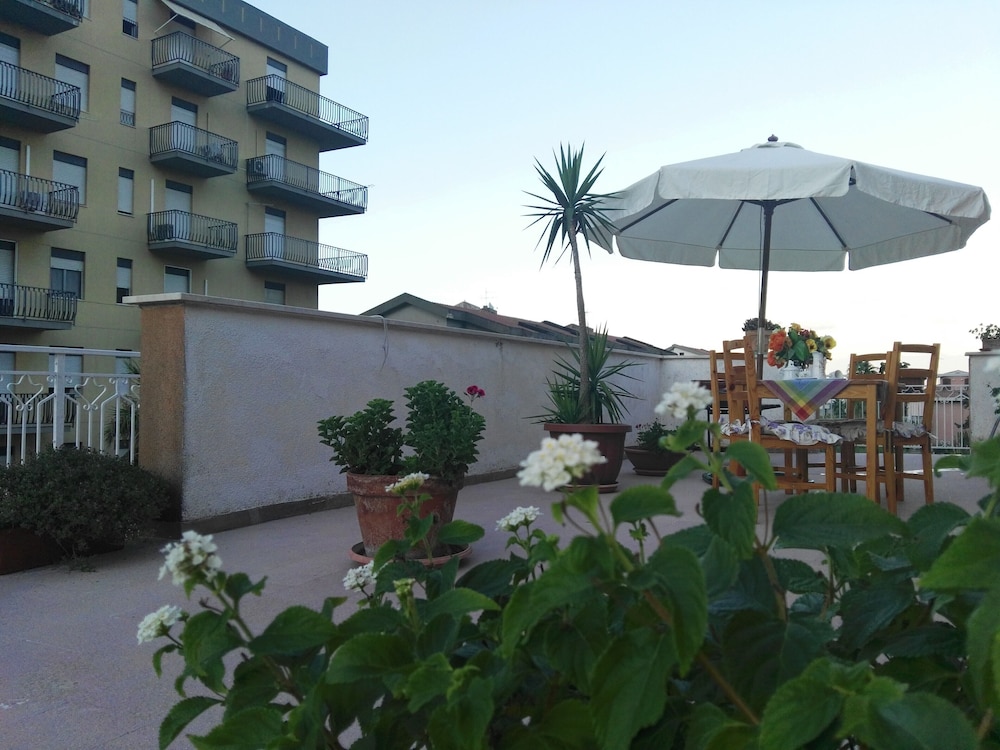 Holiday House With Garden 1 Km. From The Beach. - Scopello