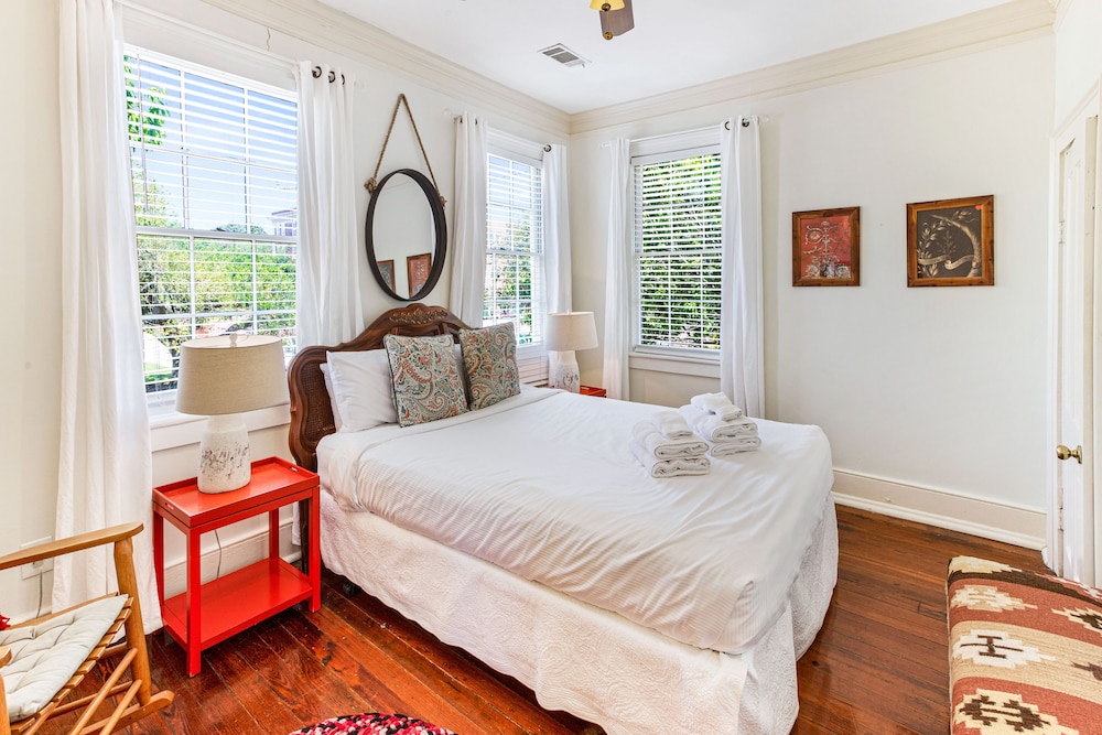 Dog Friendly Cottage W/ 1st Floor King In Historic District By Lucky Savannah - Savannah