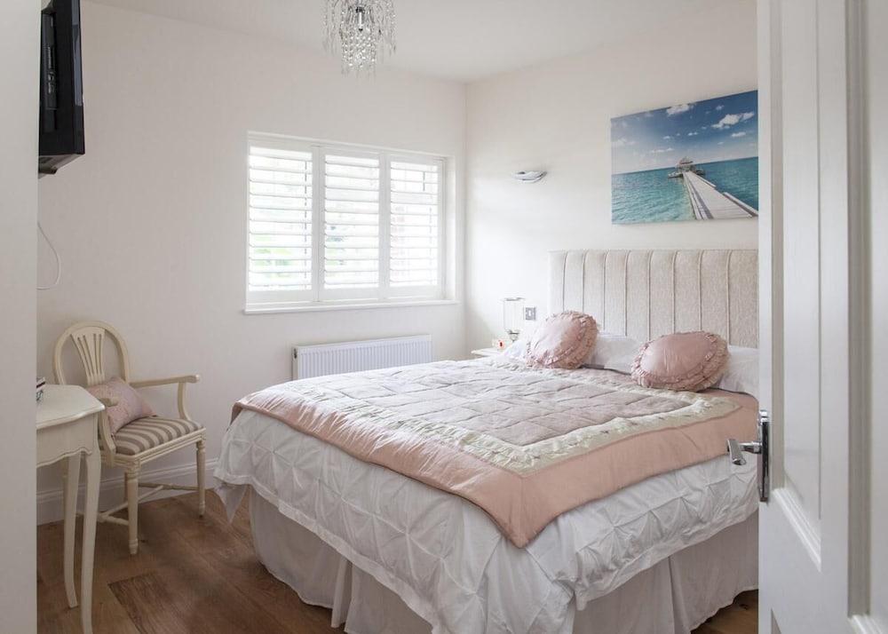 Bella Vista Is A Stunning Beachfront Apartment With Incredible Sea Views - Littlehampton