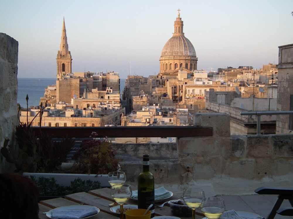Spacious Apartment- Historical Character- Fascinating Views Over Old Town & Sea - Valletta