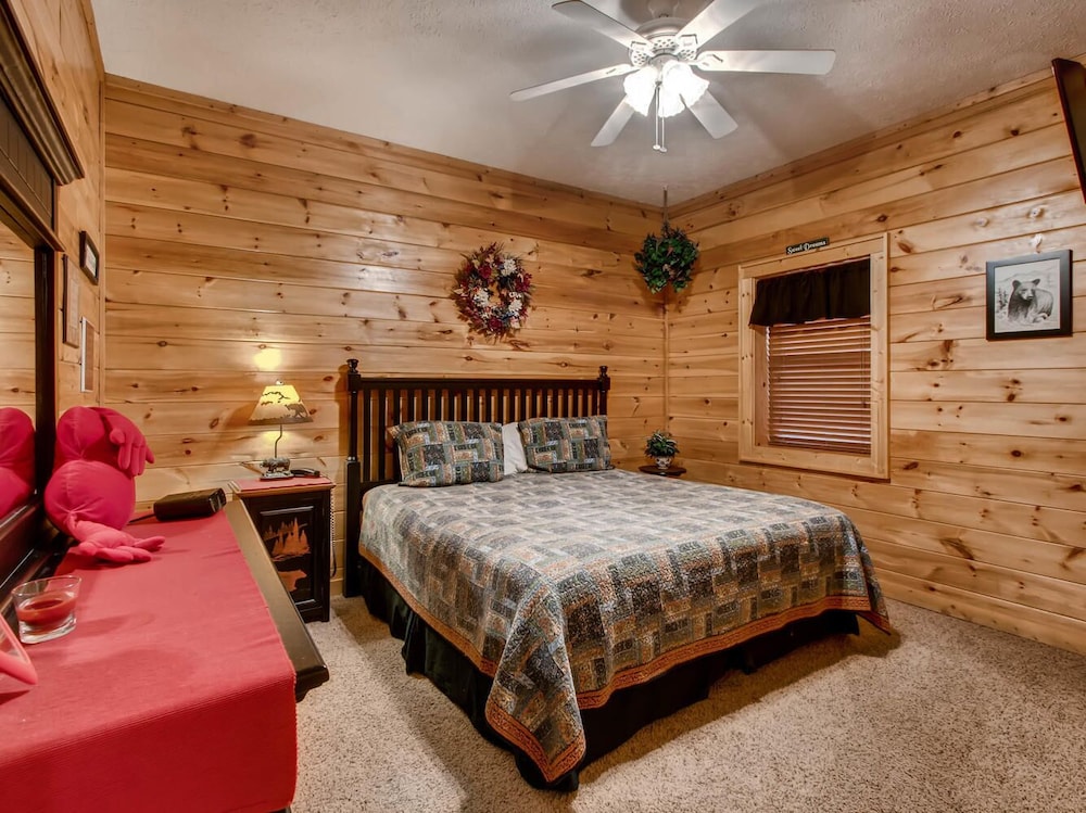 A Gorgeous Log Cabin Awaits You At Hidden Heart Cabin. - Pigeon Forge, TN