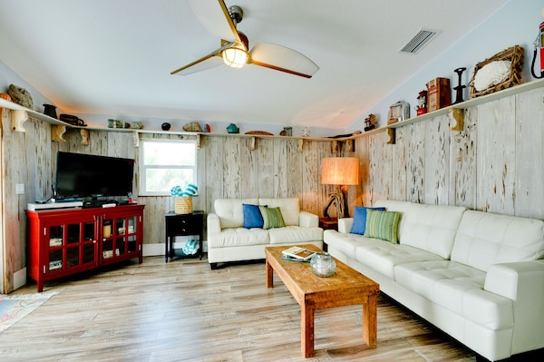 Angie's Place! 2br\/2ba, Heated Pool And A View Of The Gulf! - Anna Maria Island, FL