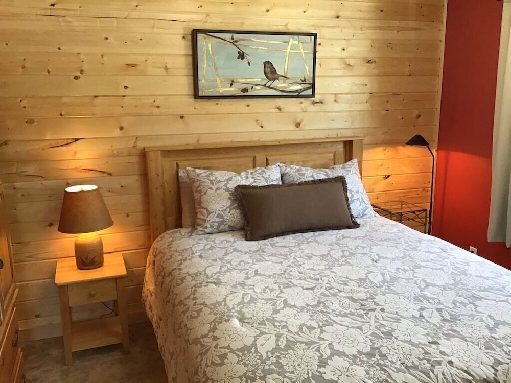 Newly Remodeled Cozy Getaway Cabin W/hot Tub, Only 15 Minutes To Yellowstone Np! - Island Park, ID