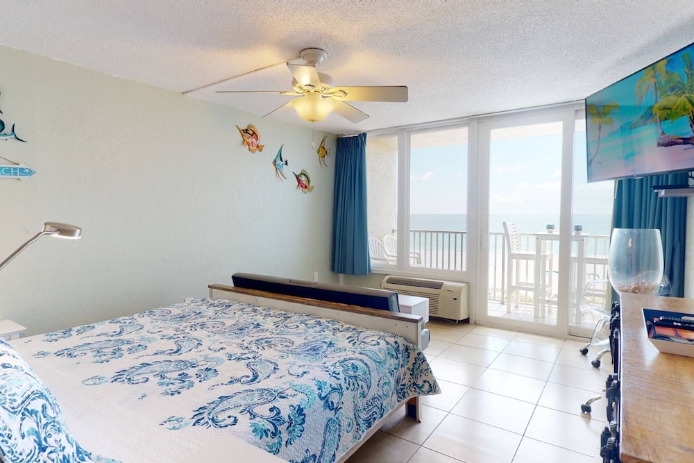 Beachfront Studio Condo. Heated Pool.  Perfect Views From Private Balcony. - Treasure Island, FL
