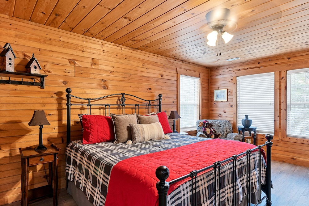 River Frontage Cabin - The Getaway - Wifi, Luxury Kitchen, Outdoor Fireplace, Hot Tub - Maryville, TN
