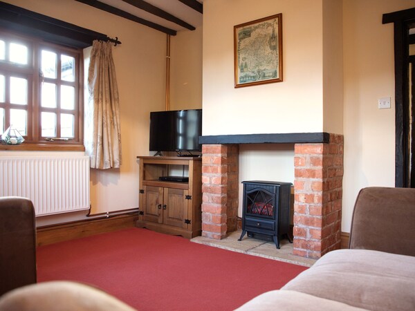 Yew Tree Cottage, Pet Friendly, Character Holiday Cottage In Malvern - Worcestershire