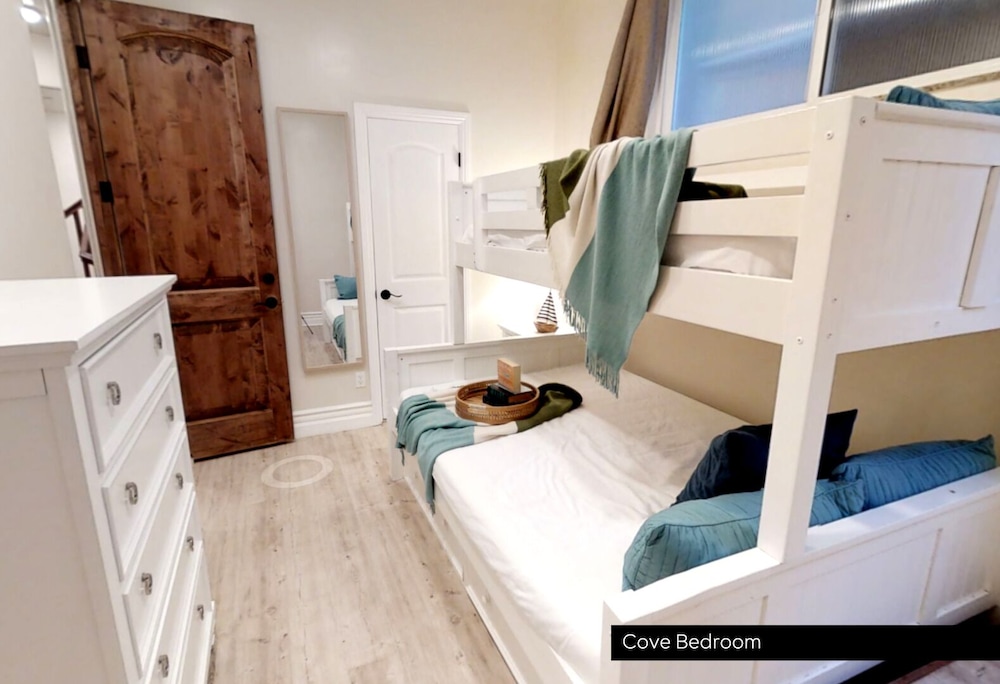 Exquisite Twelve Bedroom Oceanfront Home P823-x - Vista, CA
