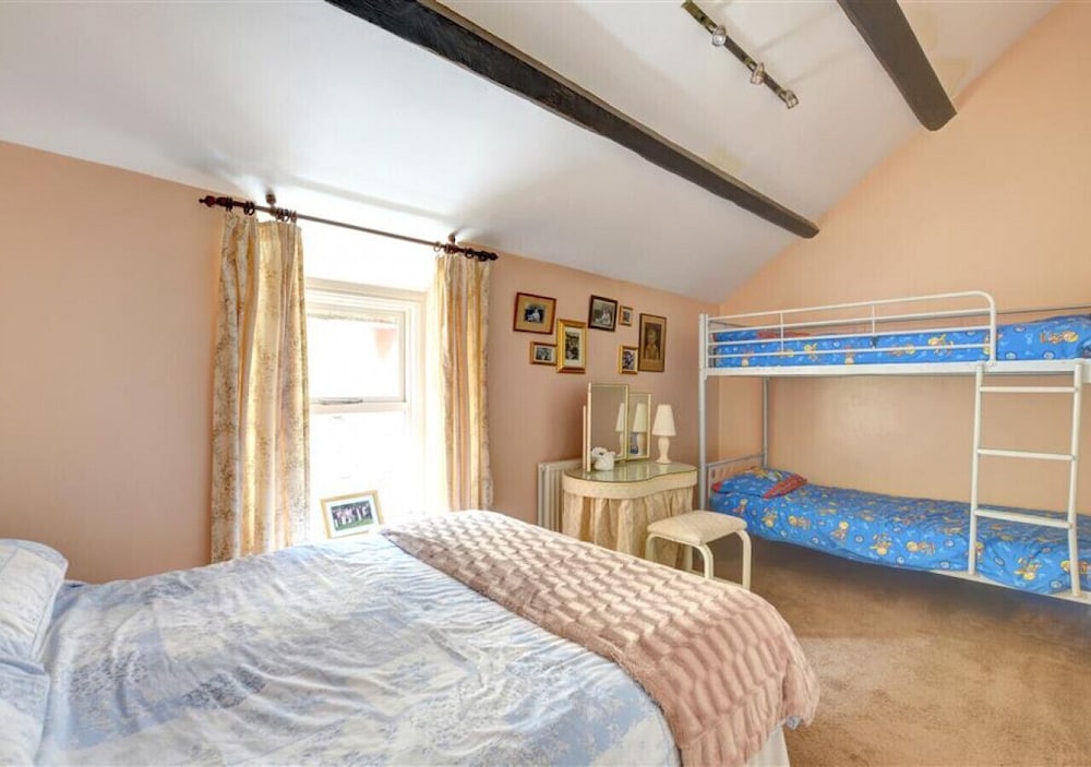 Ty Nain - Two Bedroom House, Sleeps 4 - Caernarfon Castle