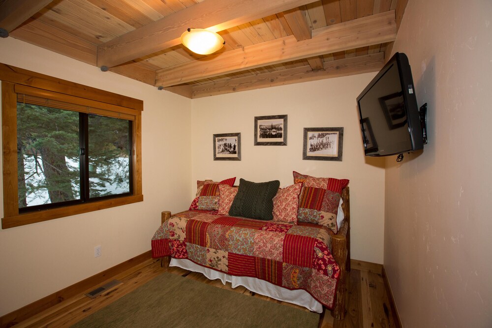 Allenby- Remodeled Cabin W Cozy Fireplace, Near Northstar! - North Lake Tahoe, CA